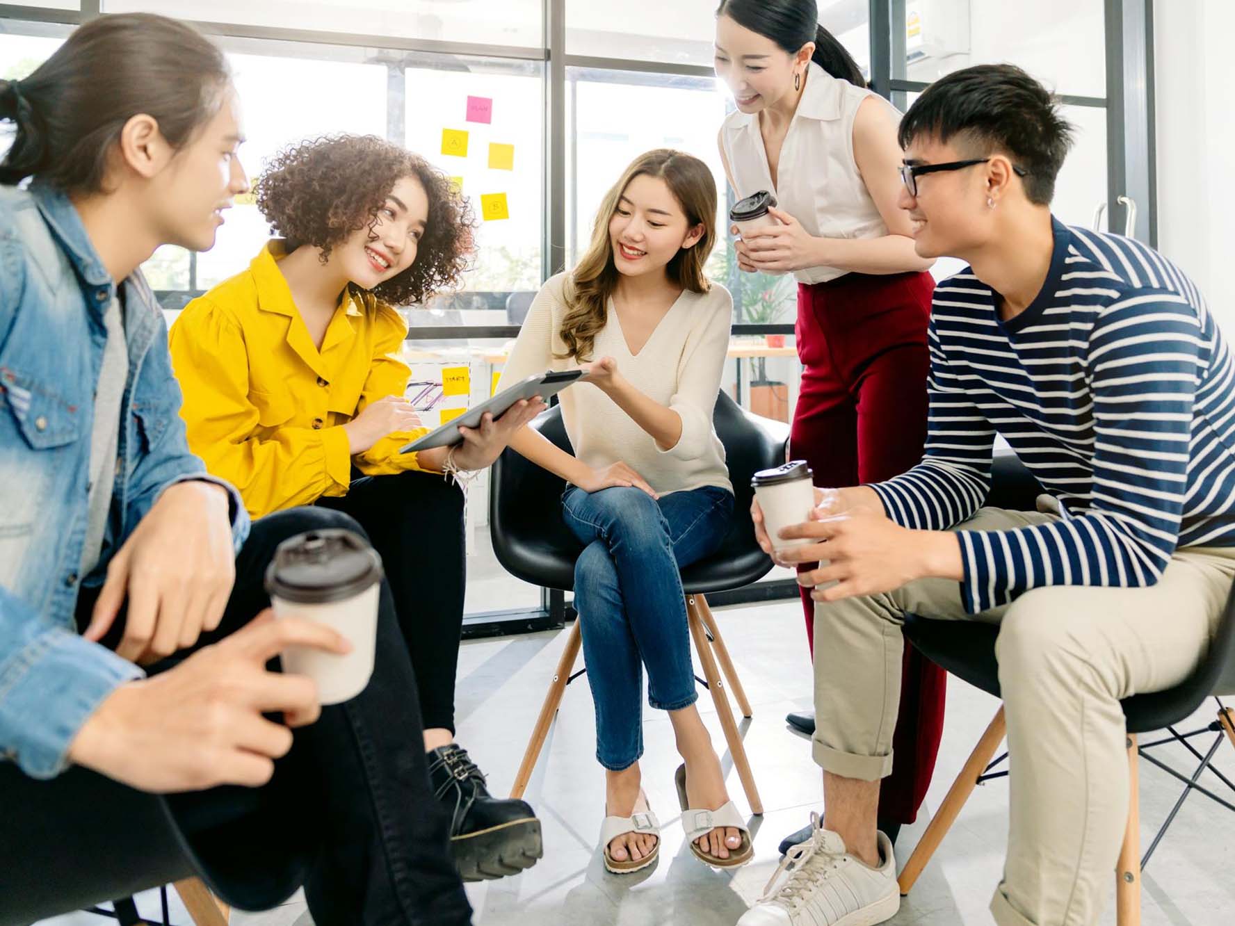 一个现代化的设计团队在高清环境中协作